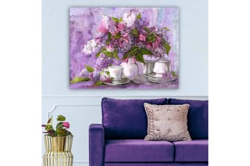 Lerretsbilde 70x100 cm - Vakker bukett med syriner i lilla og rosa nyanser, omgitt av hvite porselenskopper og -skåler - Lilla / Rosa / Grønn - Interiør - Maleri & posters - Lerretsbilder