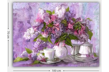 Lerretsbilde 70x100 cm - Vakker bukett med syriner i lilla og rosa nyanser, omgitt av hvite porselenskopper og -skåler - Lilla / Rosa / Grønn - Interiør - Maleri & posters - Lerretsbilder