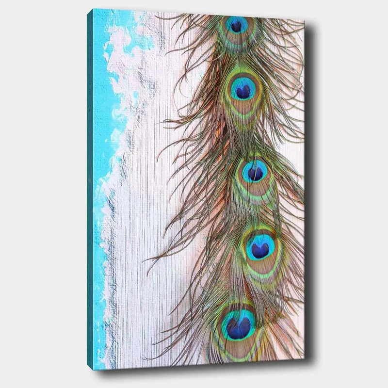 Lerretsbilde 70x100 cm - Vakker fjær fra en påfugl med intense farger og detaljer, Grønn / Blå / Brun