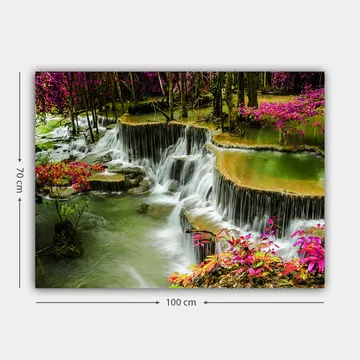 Lerretsbilde 70x100 cm - Vakker foss omgitt av fargerike blomster og frodige trær - Grønn / Rosa / Brun - Interiør - Maleri & posters - Lerretsbilder