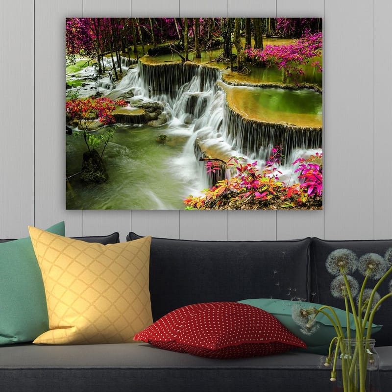 Lerretsbilde 70x100 cm - Vakker foss omgitt av fargerike blomster og frodige trær - Grønn / Rosa / Brun - Interiør - Maleri & posters - Lerretsbilder