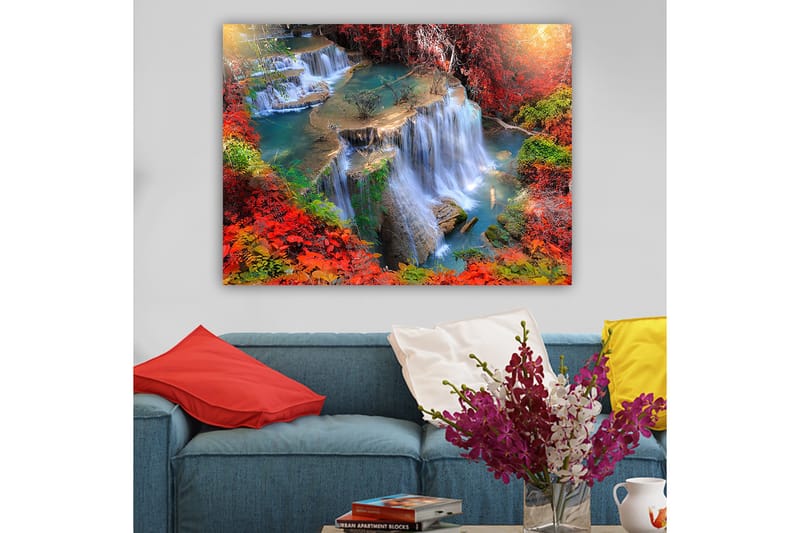 Lerretsbilde 70x100 cm - Vakker foss omgitt av fargerike høstblader, Rød / Grønn / Blå