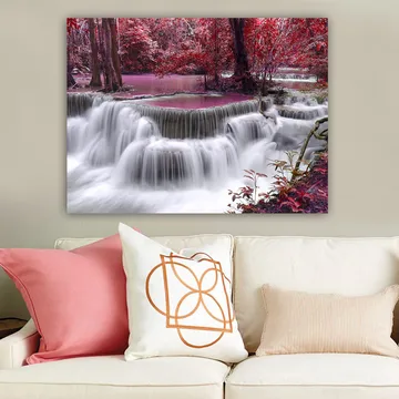 Lerretsbilde 70x100 cm - Vakker foss omgitt av fargerike trær og vegetasjon - Rød / Lilla / Hvit - Interiør - Maleri & posters - Lerretsbilder