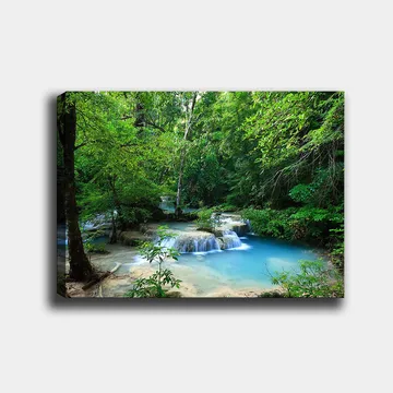 Lerretsbilde 70x100 cm - Vakker foss omgitt av frodig grøntområde - Grønn / Blå / Beige - Interiør - Maleri & posters - Lerretsbilder