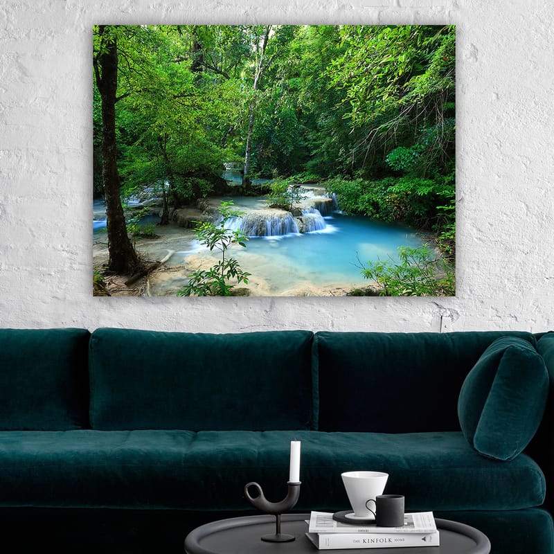 Lerretsbilde 70x100 cm - Vakker foss omgitt av frodig grøntområde - Grønn / Blå / Beige - Interiør - Maleri & posters - Lerretsbilder