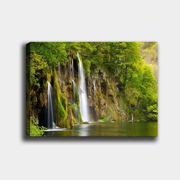 Lerretsbilde 70x100 cm - Vakker foss omgitt av frodig grøntområde - Grønn / Brun / Hvit - Interiør - Maleri & posters - Lerretsbilder