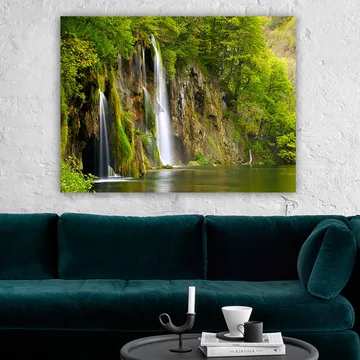 Lerretsbilde 70x100 cm - Vakker foss omgitt av frodig grøntområde - Grønn / Brun / Hvit - Interiør - Maleri & posters - Lerretsbilder