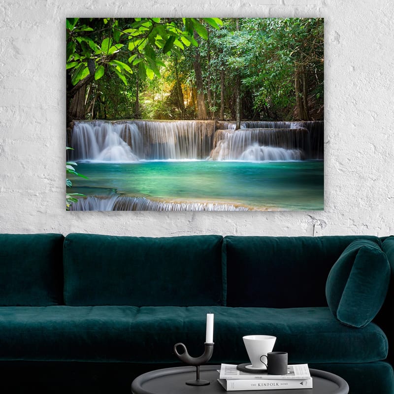 Lerretsbilde 70x100 cm - Vakker foss omgitt av frodig grøntområde - Grønn / Turkis / Brun - Interiør - Maleri & posters - Lerretsbilder