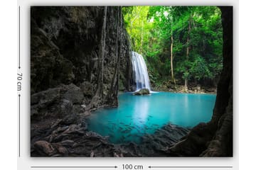 Lerretsbilde 70x100 cm - Vakker foss omgitt av frodig grøntområde og klart turkis vann - Turkis / Grønn / Grå - Interiør - Maleri & posters - Lerretsbilder