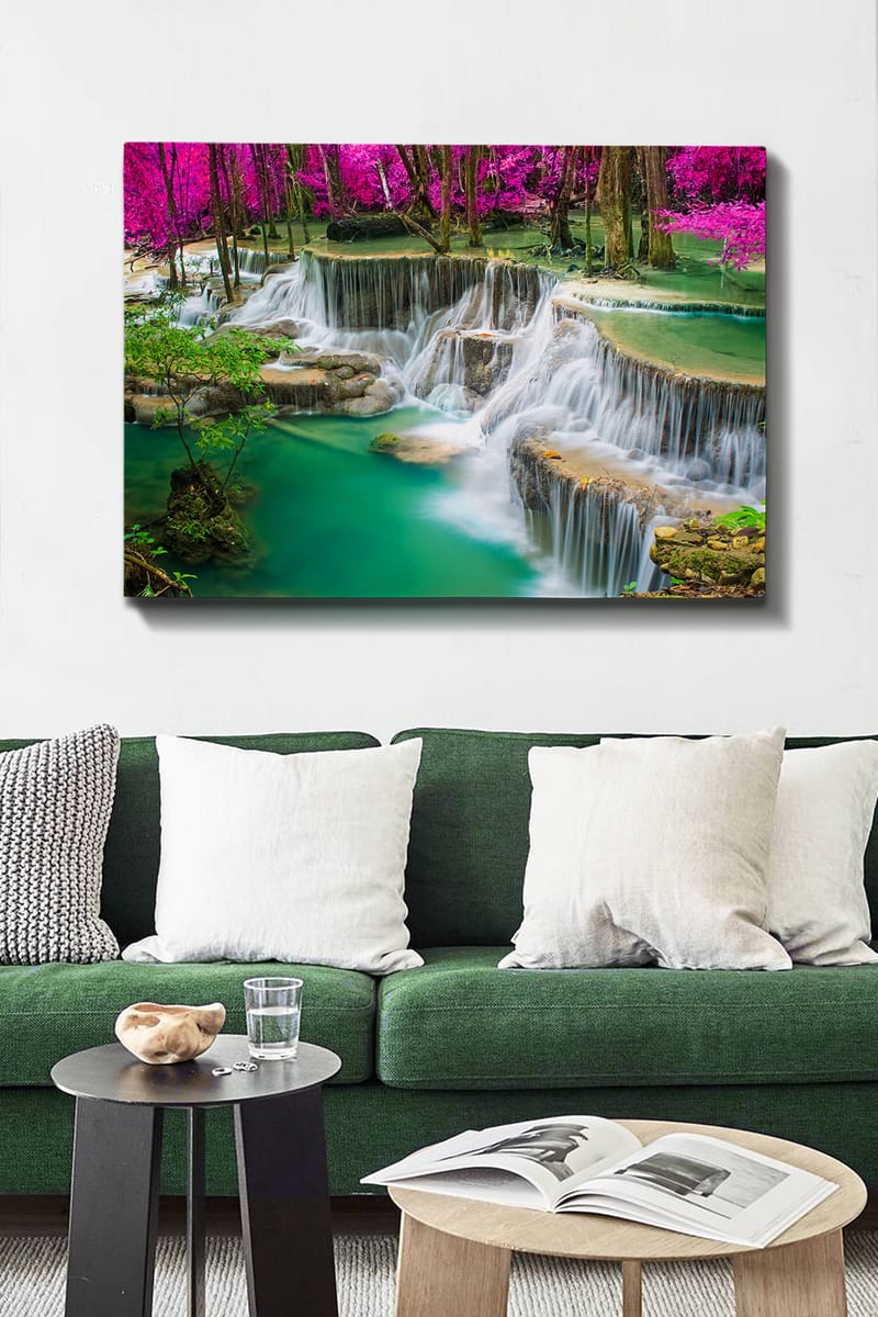 Lerretsbilde 70x100 cm - Vakker foss omgitt av frodig grøntområde og rosa blomster - Turkis / Rosa / Grønn - Interiør - Maleri & posters - Lerretsbilder