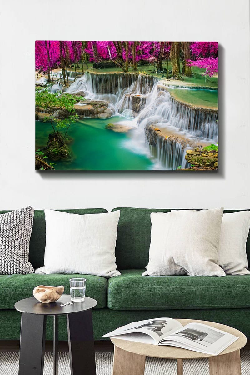 Lerretsbilde 70x100 cm - Vakker foss omgitt av frodig grøntområde og rosa blomster - Turkis / Rosa / Grønn - Interiør - Maleri & posters - Lerretsbilder