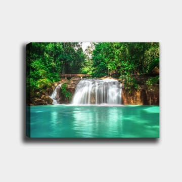Lerretsbilde 70x100 cm - Vakker foss omgitt av frodig grøntområde - Turkis / Grønn - Interiør - Maleri & posters - Lerretsbilder