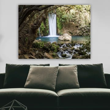 Lerretsbilde 70x100 cm - Vakker foss omgitt av frodig vegetasjon og steiner - Grønn / Blå / Beige - Interiør - Maleri & posters - Lerretsbilder