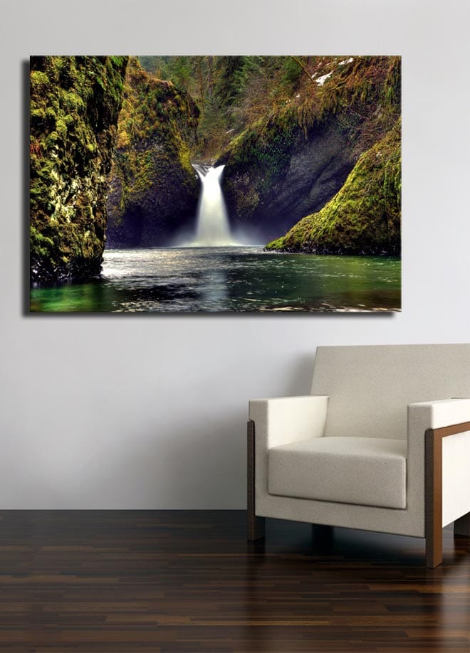 Lerretsbilde 70x100 cm - Vakker foss som renner ned mellom grønne klipper i naturskjønne omgivelser - Grønn / Blå / Brun - Interiør - Maleri & posters - Lerretsbilder