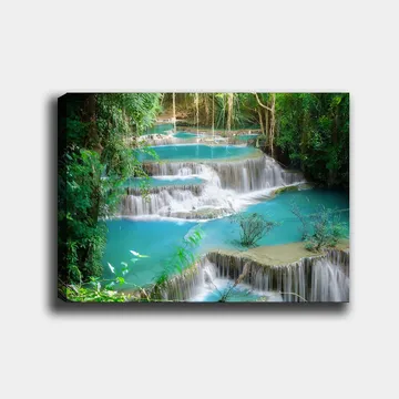 Lerretsbilde 70x100 cm - Vakker fossescene med flere nivåer av klart, turkis vann omgitt av frodig vegetasjon - Turkis / Grønn - Interiør - Maleri & posters - Lerretsbilder