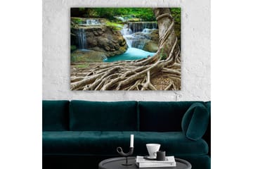 Lerretsbilde 70x100 cm - Vakker fossescene omgitt av frodig grøntområde og solide trestammer - Grønn / Blå / Brun - Interiør - Maleri & posters - Lerretsbilder