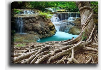 Lerretsbilde 70x100 cm - Vakker fossescene omgitt av frodig grøntområde og solide trestammer - Grønn / Blå / Brun - Interiør - Maleri & posters - Lerretsbilder