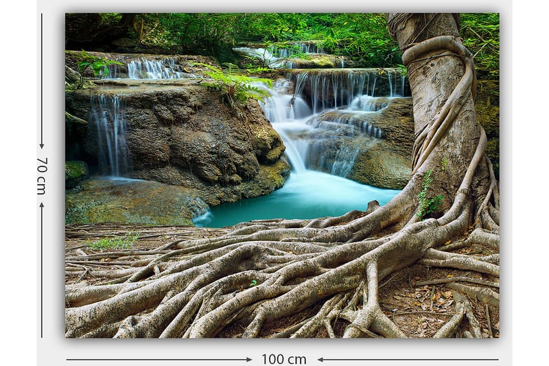 Lerretsbilde 70x100 cm - Vakker fossescene omgitt av frodig grøntområde og solide trestammer - Grønn / Blå / Brun - Interiør - Maleri & posters - Lerretsbilder