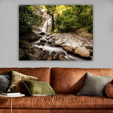 Lerretsbilde 70x100 cm - Vakker fossescene omgitt av frodig grøntområde og steinblokker - Grønn / Grå / Brun - Interiør - Maleri & posters - Lerretsbilder