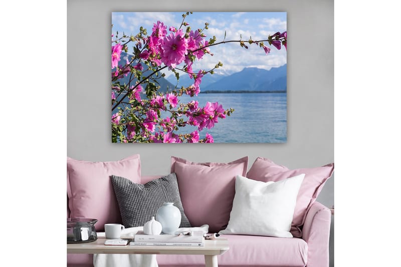 Lerretsbilde 70x100 cm - Vakker gruppe blomster som strekker seg over en innsjø med fjell i bakgrunnen - Rosa / Grønn - Interiør - Maleri & posters - Lerretsbilder