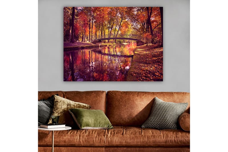 Lerretsbilde 70x100 cm - Vakker høstscene med en bro som spenner over en speilblank vannoverflate omgitt av fargerike trær - Oransje / Rød / Gul - Interiør - Maleri & posters - Lerretsbilder