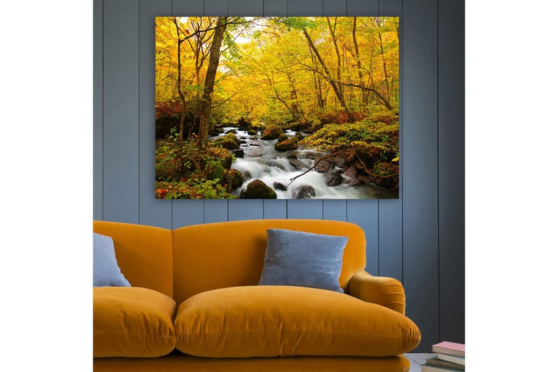 Lerretsbilde 70x100 cm - Vakker høstscene med en rislende bekk omgitt av gylne og røde trær - Gyllengul / Mørkegrønn / Rød - Interiør - Maleri & posters - Lerretsbilder
