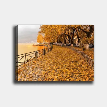 Lerretsbilde 70x100 cm - Vakker høstscene med gylne blader som dekker en tursti ved en innsjø - Gyllenoransje / Mørk gul / Brun - Interiør - Maleri & posters - Lerretsbilder