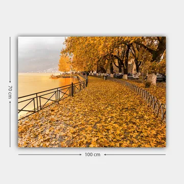 Lerretsbilde 70x100 cm - Vakker høstscene med gylne blader som dekker en tursti ved en innsjø - Gyllenoransje / Mørk gul / Brun - Interiør - Maleri & posters - Lerretsbilder