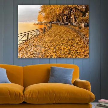 Lerretsbilde 70x100 cm - Vakker høstscene med gylne blader som dekker en tursti ved en innsjø - Gyllenoransje / Mørk gul / Brun - Interiør - Maleri & posters - Lerretsbilder