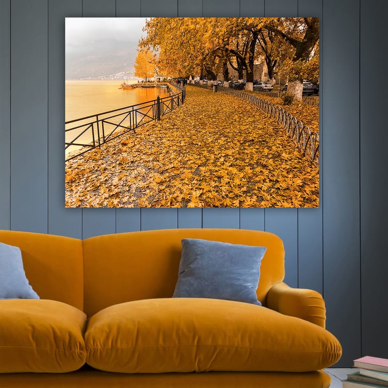 Lerretsbilde 70x100 cm - Vakker høstscene med gylne blader som dekker en tursti ved en innsjø - Gyllenoransje / Mørk gul / Brun - Interiør - Maleri & posters - Lerretsbilder