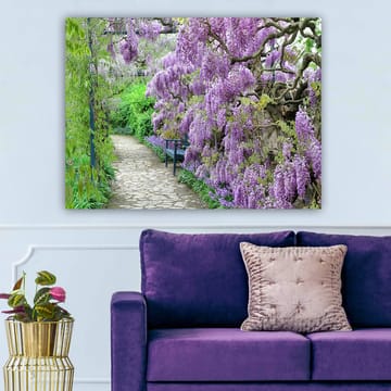 Lerretsbilde 70x100 cm - Vakker hage med blomstrende blåregn som skaper en romantisk og fredelig atmosfære - Lilla / Grønn - Interiør - Maleri & posters - Lerretsbilder