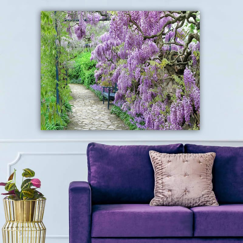 Lerretsbilde 70x100 cm - Vakker hage med blomstrende blåregn som skaper en romantisk og fredelig atmosfære - Lilla / Grønn - Interiør - Maleri & posters - Lerretsbilder