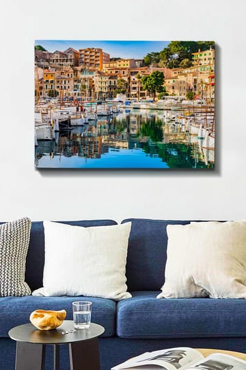 Lerretsbilde 70x100 cm - Vakker havn med seilbåter og fargerike hus ved vannet - Blå / Grønn / Oransje - Interiør - Maleri & posters - Lerretsbilder