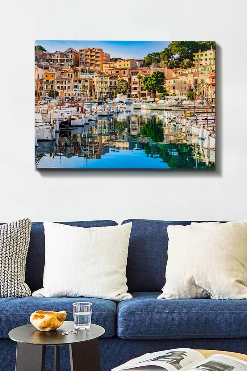 Lerretsbilde 70x100 cm - Vakker havn med seilbåter og fargerike hus ved vannet - Blå / Grønn / Oransje - Interiør - Maleri & posters - Lerretsbilder