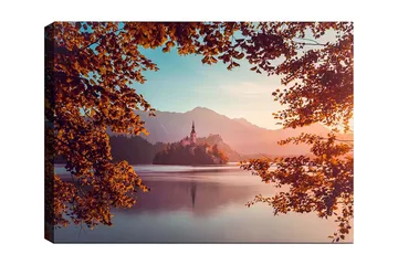 Lerretsbilde 70x100 cm - Vakker innsjø med en øy og et slott omgitt av høstfargede trær og fjell i bakgrunnen - Oransje / Blå / Lilla - Interiør - Maleri & posters - Lerretsbilder