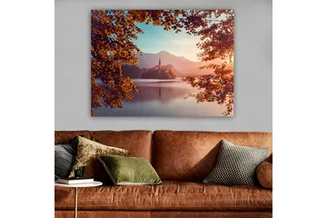 Lerretsbilde 70x100 cm - Vakker innsjø med en øy og et slott omgitt av høstfargede trær og fjell i bakgrunnen - Oransje / Blå / Lilla - Interiør - Maleri & posters - Lerretsbilder