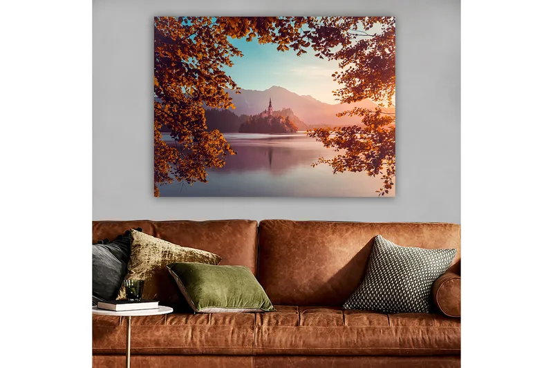 Lerretsbilde 70x100 cm - Vakker innsjø med en øy og et slott omgitt av høstfargede trær og fjell i bakgrunnen - Oransje / Blå / Lilla - Interiør - Maleri & posters - Lerretsbilder