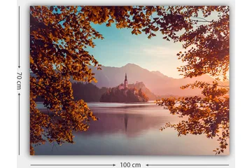 Lerretsbilde 70x100 cm - Vakker innsjø med en øy og et slott omgitt av høstfargede trær og fjell i bakgrunnen - Oransje / Blå / Lilla - Interiør - Maleri & posters - Lerretsbilder