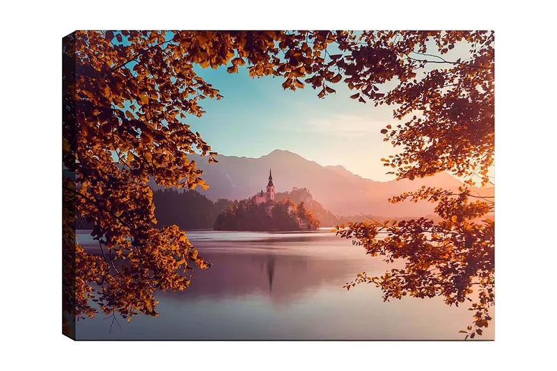 Lerretsbilde 70x100 cm - Vakker innsjø med en øy og et slott omgitt av høstfargede trær og fjell i bakgrunnen, Oransje / Blå / Lilla