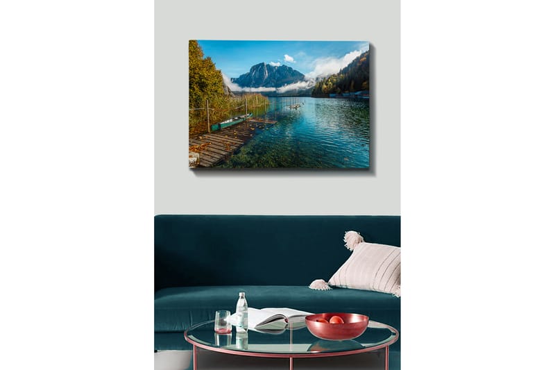 Lerretsbilde 70x100 cm - Vakker innsjø med en brygge, omgitt av majestetiske fjell og høstfargede trær - Blå / Grønn / Gul - Interiør - Maleri & posters - Lerretsbilder