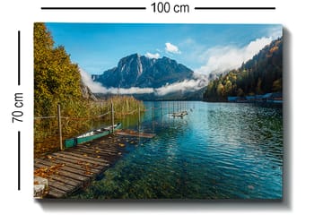 Lerretsbilde 70x100 cm - Vakker innsjø med en brygge, omgitt av majestetiske fjell og høstfargede trær - Blå / Grønn / Gul - Interiør - Maleri & posters - Lerretsbilder