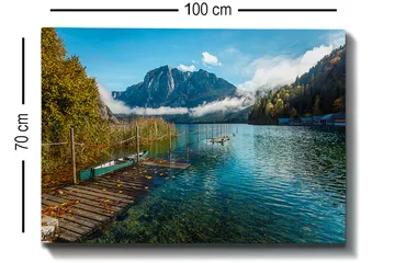 Lerretsbilde 70x100 cm - Vakker innsjø med en brygge, omgitt av majestetiske fjell og høstfargede trær - Blå / Grønn / Gul - Interiør - Maleri & posters - Lerretsbilder