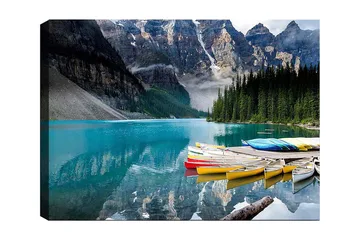 Lerretsbilde 70x100 cm - Vakker innsjø med fargerike kanoer ved en naturskjønn fjellkjede - Turkis / Grønn / Gul - Interiør - Maleri & posters - Lerretsbilder