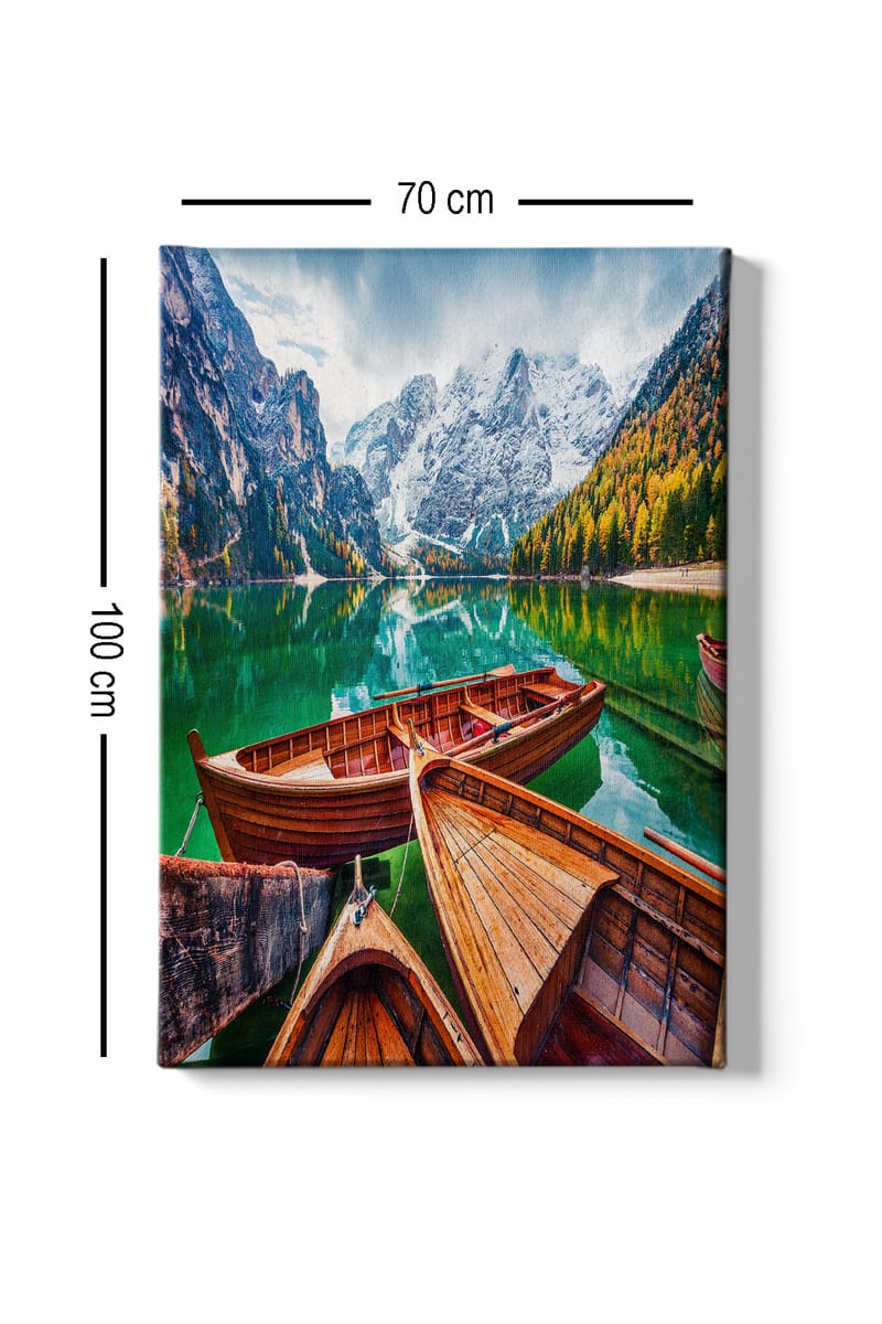 Lerretsbilde 70x100 cm - Vakker innsjø med flere trebåter og omkringliggende fjell i naturskjønne omgivelser - Grønn / Brun / Blå - Interiør - Maleri & posters - Lerretsbilder