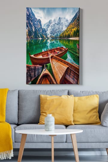 Lerretsbilde 70x100 cm - Vakker innsjø med flere trebåter og omkringliggende fjell i naturskjønne omgivelser - Grønn / Brun / Blå - Interiør - Maleri & posters - Lerretsbilder