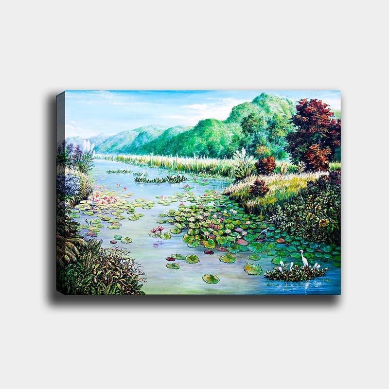 Lerretsbilde 70x100 cm - Vakker innsjø med vannliljer og omkringliggende grøntområder, Grønn / Blå / Rosa