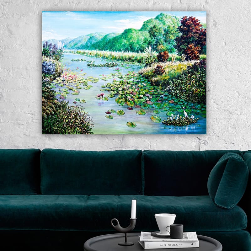 Lerretsbilde 70x100 cm - Vakker innsjø med vannliljer og omkringliggende grøntområder - Grønn / Blå / Rosa - Interiør - Maleri & posters - Lerretsbilder