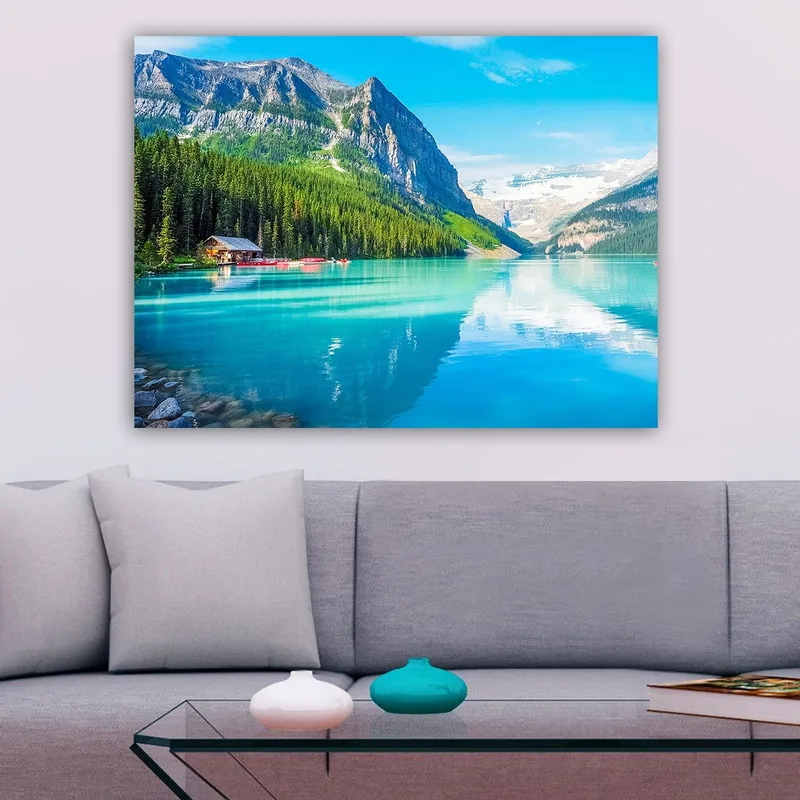 Lerretsbilde 70x100 cm - Vakker innsjø omgitt av majestetiske fjell og tett grøntområde - Turkis / Grønn / Blå - Interiør - Maleri & posters - Lerretsbilder