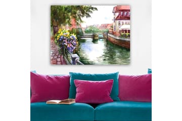 Lerretsbilde 70x100 cm - Vakker kanal med blomster i forgrunnen og pittoreske bygninger i bakgrunnen - Grønn / Blå / Lilla - Interiør - Maleri & posters - Lerretsbilder