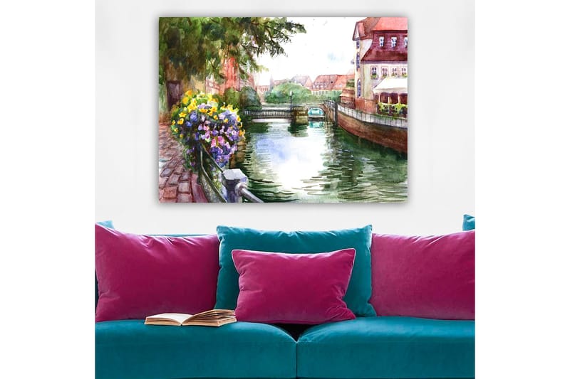 Lerretsbilde 70x100 cm - Vakker kanal med blomster i forgrunnen og pittoreske bygninger i bakgrunnen - Grønn / Blå / Lilla - Interiør - Maleri & posters - Lerretsbilder